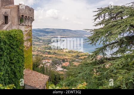 Panoramablick auf den Bracciano-See vom Turm des Schlosses Orsini Odescalchi. See vulkanischen Ursprungs in der italienischen Region Latium, Rom, Italien. Stockfoto