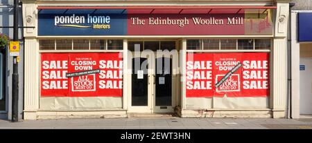 Ponden Home Edinburgh Woolen Mill Geschäft Fenster schließen Verkaufsplakat vorbehaltlich Vermieter Verhandlung & Türnotiz Lockdown Covid 19 sowieso Großbritannien Stockfoto