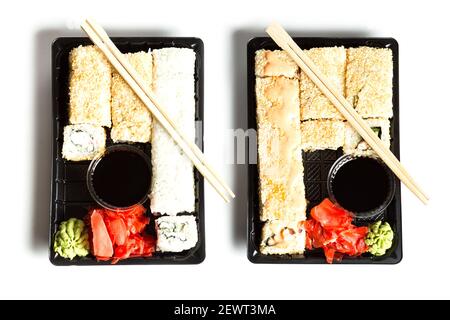 Zwei Sätze Sushi zum Mitnehmen, in Plastikbehältern, isoliert auf einem weißen. Stockfoto