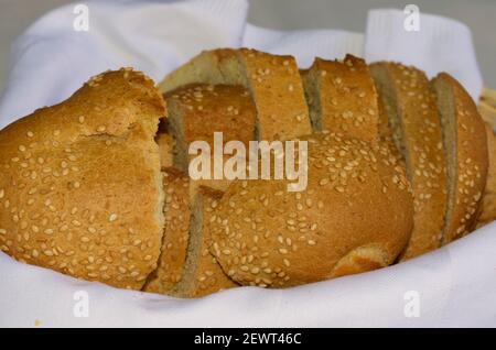 Weißes Brot mit Sesamsamen auf einer weißen Serviette bestreut Nahaufnahme Stockfoto