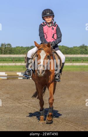 Junges Mädchen in Wettkampfkleidung auf einem Pferd. Holland hat 500.000 Reiter und 450.000 Pferde. Es gibt 1.500 Reitvereine. Stockfoto