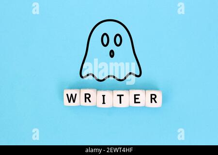 Ghostwriter Konzept mit einem Geistersymbol und dem Wort Writer auf Holzblöcken vor blauem Hintergrund. Stockfoto