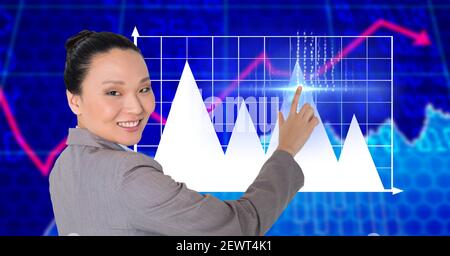 Finanzielle Datenverarbeitung über Frau mit interaktivem Bildschirm Stockfoto