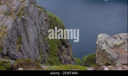 Blick in den Fjord unten, vom Rand der Klippe am Preikestolen in Stavanger, Norwegen. Stockfoto