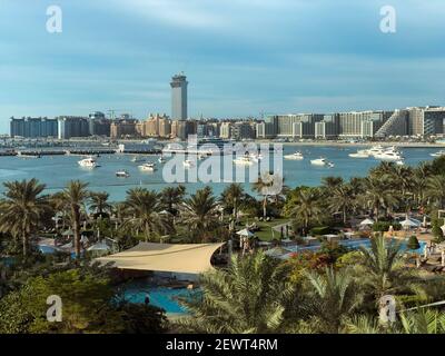 Tagesansicht des Poolgartens, des Yachthafens und der schönen Gebäude auf der Palmeninsel in Dubai, VAE. Stockfoto