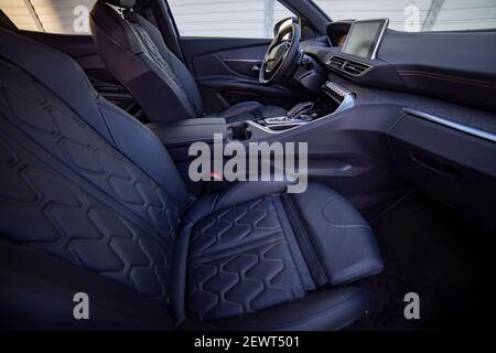 Leere moderne Auto Innenraum Vordersitz schwarz Farbe Stockfoto