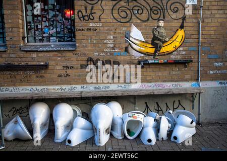 Graffiti des nordkoreanischen Diktators Kim Jong-un auf seiner nuklearen Banane und alten Urinalen und Toilettenschüsseln im Kölner Westbahnhof. Graff Stockfoto