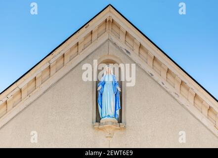 Detailbild der Jungfrau Maria in einer Nische an der Immaculate Conception Roman Catholic Church in West Hampton, NY Stockfoto