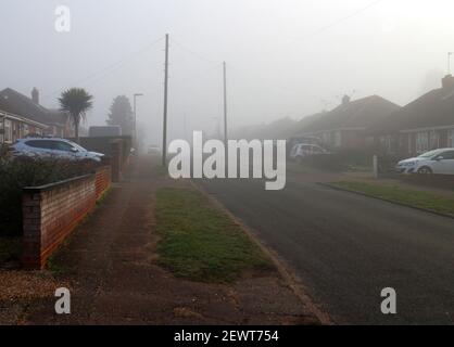 Morgennebel und Nebel in einem Wohngebiet im Vorort von Hellesdon, in der Nähe von Norwich, Norfolk, England, Großbritannien. Stockfoto