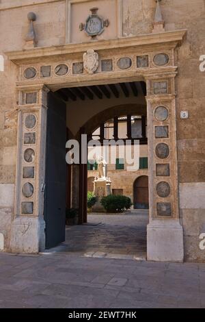 Sonnenlicht beleuchtet eine Statue im Innenhof Eingang zum Diözesanmusuem von Mallorca Stockfoto