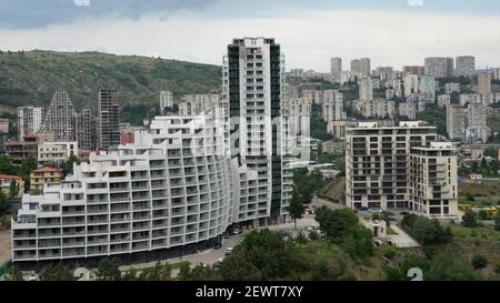 Neu gebaute moderne Wohn-, Massen-Wohngebäude in Tiflis, Georgien Stockfoto