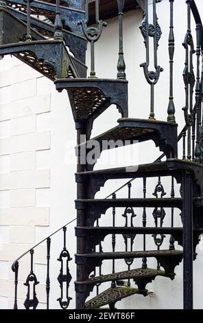 Schmiedeeiserne Wendeltreppe aus der Nähe, Hertfordshire UK Stockfoto