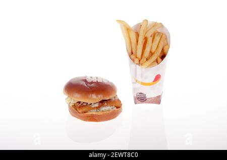 Burger King Fish Sandwich mit großen pommes frites Stockfoto