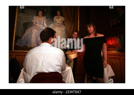 Anna Magnowska und Laura Quick betreuen einen Kunden im Zwei Brydges in LondonFoto von David Sandison The Independent Stockfoto