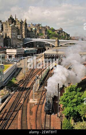 Class A4 Pacific No 60007 Sir Nigel Gresley verlässt den Bahnhof Edinburgh Waverley mit einer Bahntour nach Dundee, von oben gesehen vom Calton-Tunnel. 17.05.2009. Stockfoto