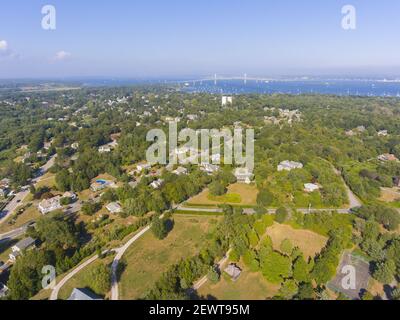 Claiborne Pell Newport Bridge auf Narragansett Bay und Stadt Jamestown Luftaufnahme im Sommer, Jamestown auf Conanicut Island, Rhode Island RI, USA. Stockfoto