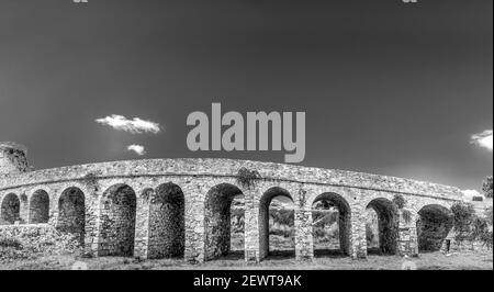 Die steinerne Brücke, die den Graben überquert und führt zu den venezianischen Burg von Methoni, Messinia, Peloponnes, Griechenland Stockfoto