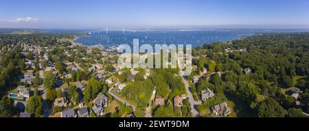 Claiborne Pell Newport Bridge auf Narragansett Bay und Stadt Jamestown Luftaufnahme im Sommer, Jamestown auf Conanicut Island, Rhode Island RI, USA. Stockfoto