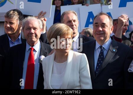 Edinburgh, Schottland. 10. September 2014. Erster Minister Alex Salmond und stellvertretender erster Minister. Nicola Sturgeon mit Figuren aus dem Yes m Stockfoto