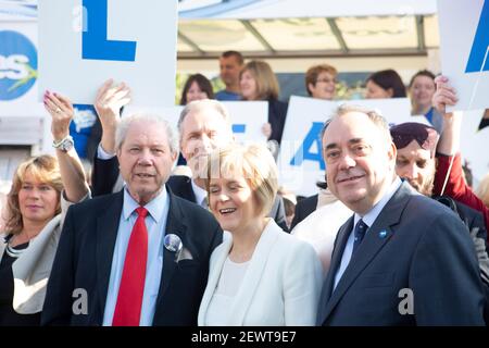 Edinburgh, Schottland. 10. September 2014. Erster Minister Alex Salmond und stellvertretender erster Minister. Nicola Sturgeon mit Figuren aus dem Yes m Stockfoto