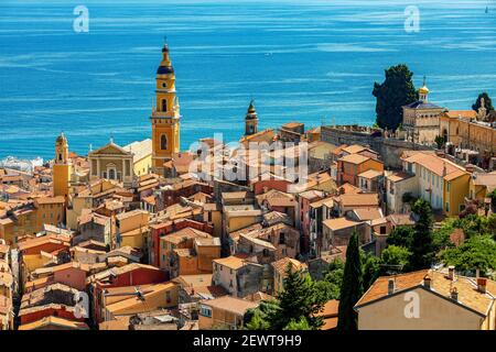 Blick von oben auf die Altstadt von Menton mit Blick auf das Mittelmeer an der französischen Riviera. Stockfoto