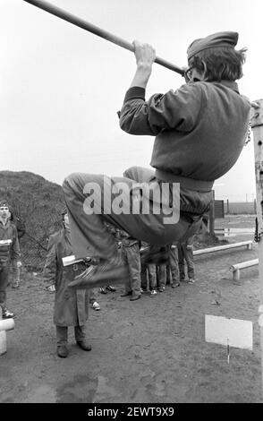 30. November 1981, Sachsen, Delitzsch: Pull-ups in Uniform. Unter der Schirmherrschaft des GST finden, wie hier 1982 in Delitzsch, Bezirksmilitärparaden statt. Genaues Aufnahmedatum nicht bekannt. Foto: Volkmar Heinz/dpa-Zentralbild/ZB Stockfoto