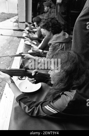 30. November 1981, Sachsen, Delitzsch: Mädchen und Jungen schießen mit dem Luftgewehr. Kreiswehrspartakiaden finden, wie hier 1982 in Delitzsch, unter der Schirmherrschaft des GST statt. Das genaue Datum der Dreharbeiten ist nicht bekannt. Foto: Volkmar Heinz/dpa-Zentralbild/ZB Stockfoto