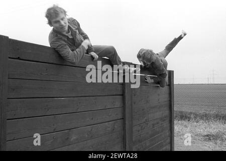 30. November 1981, Sachsen, Delitzsch: Ausbildung an der Eskalierungswand. Kreiswehrspartakiaden finden, wie hier 1982 in Delitzsch, unter der Schirmherrschaft des GST statt. Genaues Aufnahmedatum nicht bekannt. Foto: Volkmar Heinz/dpa-Zentralbild/ZB Stockfoto