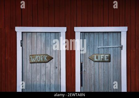 Work-Life-Konzept, zwei Türen mit Anzeige, blaue und rote Farbe, alte Holztüren, Lebenswahl Stockfoto