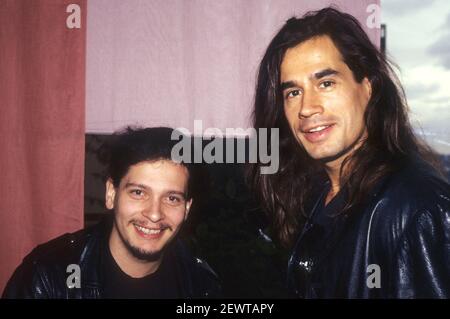 Dave Lombardo von Slayer und Reed St. Mark von Mind Funk Backstage im Hammerswith Odeon. London, 5th. November 1991 – weltweite Nutzung Stockfoto