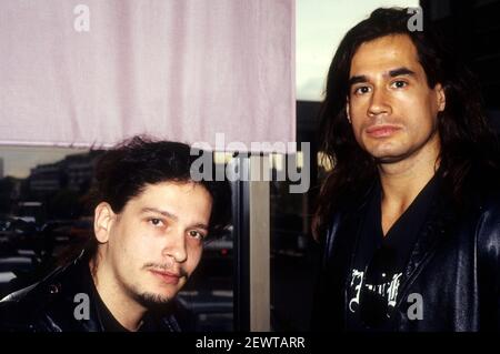 Dave Lombardo von Slayer und Reed St. Mark von Mind Funk Backstage im Hammerswith Odeon. London, 5th. November 1991 – weltweite Nutzung Stockfoto