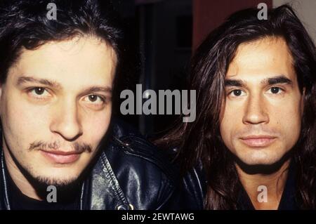 Dave Lombardo von Slayer und Reed St. Mark von Mind Funk Backstage im Hammerswith Odeon. London, 5th. November 1991 – weltweite Nutzung Stockfoto