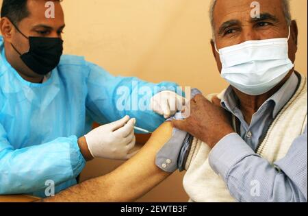 Rafah, Gaza. März 2021, 03rd. Ein Palästinenser erhält am Mittwoch, den 'März, eine Dosis COVID-19-Impfstoff während einer Impfkampagne in einem medizinischen Zentrum des Hilfswerks der Vereinten Nationen für Palästina-Flüchtlinge im Nahen Osten (UNRWA) in Rafah im südlichen Gaza-Streifen. 3, 2021. Foto von Ismael Mohamad/UPI Credit: UPI/Alamy Live News Stockfoto