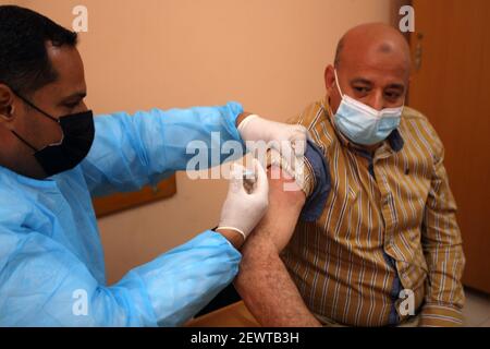 Rafah, Gaza. März 2021, 03rd. Ein Palästinenser erhält am Mittwoch, den 'März, eine Dosis COVID-19-Impfstoff während einer Impfkampagne in einem medizinischen Zentrum des Hilfswerks der Vereinten Nationen für Palästina-Flüchtlinge im Nahen Osten (UNRWA) in Rafah im südlichen Gaza-Streifen. 3, 2021. Foto von Ismael Mohamad/UPI Credit: UPI/Alamy Live News Stockfoto