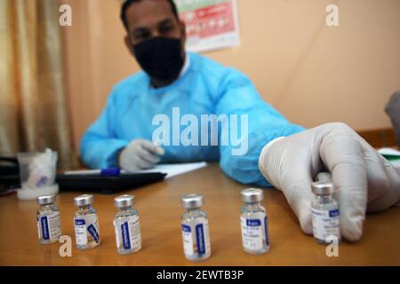 Rafah, Gaza. März 2021, 03rd. Ein Mitarbeiter des Hilfswerks der Vereinten Nationen für Palästina-Flüchtlinge (UNRWA) bereitet am Mittwoch, den 'März, einen Schuss des Impfstoffes Sputnik V COVID-19 bei UNRWA Clininc im Rafah-Lager für palästinensische Flüchtlinge im südlichen Gazastreifen vor. 3, 2021. Foto von Ismael Mohamad/UPI Credit: UPI/Alamy Live News Stockfoto