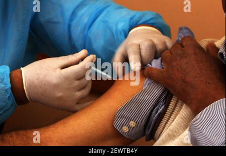 Rafah, Gaza. März 2021, 03rd. Ein Palästinenser erhält am Mittwoch, den 'März, eine Dosis COVID-19-Impfstoff während einer Impfkampagne in einem medizinischen Zentrum des Hilfswerks der Vereinten Nationen für Palästina-Flüchtlinge im Nahen Osten (UNRWA) in Rafah im südlichen Gaza-Streifen. 3, 2021. Foto von Ismael Mohamad/UPI Credit: UPI/Alamy Live News Stockfoto