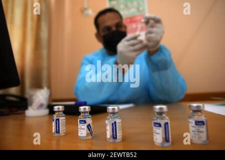 Rafah, Gaza. März 2021, 03rd. Ein Mitarbeiter des Hilfswerks der Vereinten Nationen für Palästina-Flüchtlinge (UNRWA) bereitet am Mittwoch, den 'März, einen Schuss des Impfstoffes Sputnik V COVID-19 bei UNRWA Clininc im Rafah-Lager für palästinensische Flüchtlinge im südlichen Gazastreifen vor. 3, 2021. Foto von Ismael Mohamad/UPI Credit: UPI/Alamy Live News Stockfoto