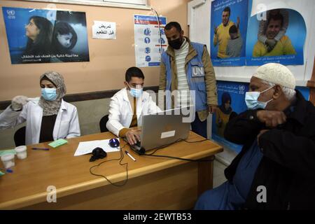 Rafah, Gaza. März 2021, 03rd. Die Menschen warten auf den Sputnik V COVID-19-Impfstoff beim Hilfswerk der Vereinten Nationen für Palästina-Flüchtlinge (UNRWA), das im Rafah-Lager für palästinensische Flüchtlinge im südlichen Gaza-Streifen eingesetzt wird. 3, 2021. Foto von Ismael Mohamad/UPI Credit: UPI/Alamy Live News Stockfoto