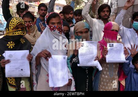 Die Bewohner von Qasimabad veranstalten am Mittwoch, den 03. März 2021, im Hyderabad-Presseclub eine Protestdemonstration gegen die hohe Händigkeit einflussreicher Menschen. Stockfoto