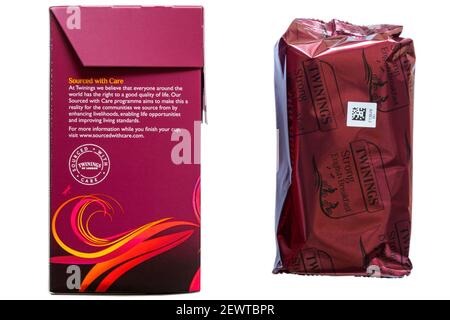 Informationen auf der Seite der Box von Twinings Strong English Breakfast Teebeutel lebhaft & voller Geschmack mit Folienverpackung Entfernt auf weißem Hintergrund - Teebeutel Stockfoto