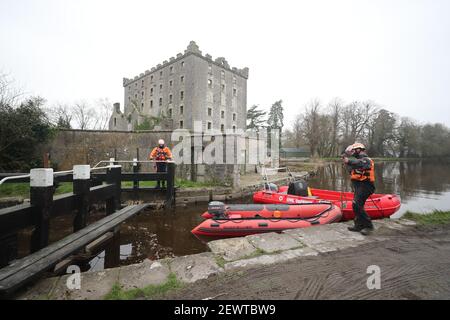 Mitglieder der Zivilverteidigung in Levitstown Lock außerhalb von Athy, Co Kildare, wo die Suche nach einem Mann, der am Sonntag während der Rettung eines kleinen Kindes bei einem Kajakunfall verschollen ging wieder aufgenommen wurde. Ein Alarm wurde ausgelöst, nachdem der Mann und das kleine Kind in Schwierigkeiten geratenen, nachdem ein Kajak auf dem Fluss Barrow umgeworfen wurde. Bilddatum: Mittwoch, 3. März 2021. Stockfoto