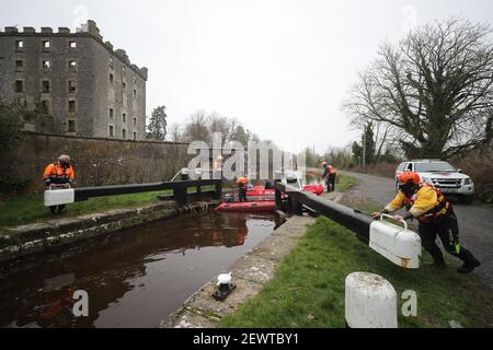 Mitglieder der Zivilverteidigung in Levitstown Lock außerhalb von Athy, Co Kildare, wo die Suche nach einem Mann, der am Sonntag während der Rettung eines kleinen Kindes bei einem Kajakunfall verschollen ging wieder aufgenommen wurde. Ein Alarm wurde ausgelöst, nachdem der Mann und das kleine Kind in Schwierigkeiten geratenen, nachdem ein Kajak auf dem Fluss Barrow umgeworfen wurde. Bilddatum: Mittwoch, 3. März 2021. Stockfoto