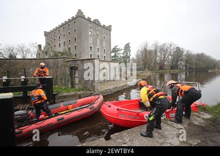 Mitglieder der Zivilverteidigung in Levitstown Lock außerhalb von Athy, Co Kildare, wo die Suche nach einem Mann, der am Sonntag während der Rettung eines kleinen Kindes bei einem Kajakunfall verschollen ging wieder aufgenommen wurde. Ein Alarm wurde ausgelöst, nachdem der Mann und das kleine Kind in Schwierigkeiten geratenen, nachdem ein Kajak auf dem Fluss Barrow umgeworfen wurde. Bilddatum: Mittwoch, 3. März 2021. Stockfoto