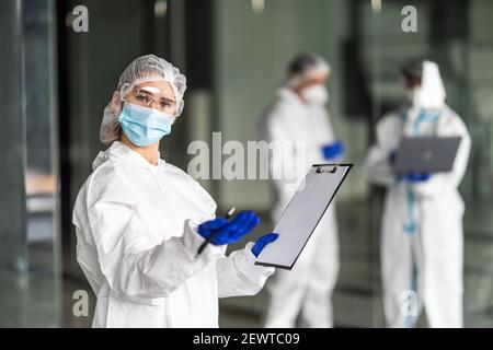 Krankheitskontrolle Mitarbeiter in Schutzkleidung während Coronavirus Coivd-19 Epidemie In einer Klinik Stockfoto