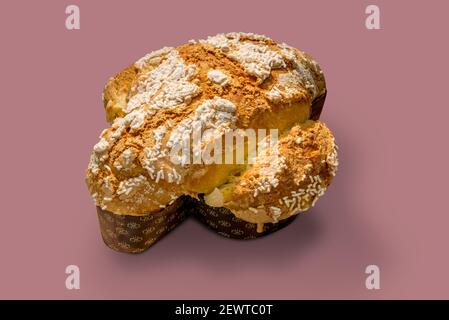 Colomba Pasquale: Traditionelle italienische Ostertaube. Lange aufsteigende Torte in Form einer Taube, isoliert auf rosa Hintergrund Stockfoto