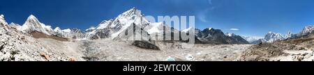 Panoramablick auf die himalaya-Bergkette am Mount Everest mit Khumbu-Gletscher Pumo Ri und Nuptse, Weg zum Everest-Basislager, Khumbu-Tal, Sagarma Stockfoto