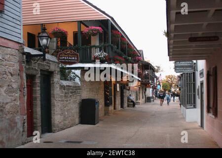 Touristen auf der berühmten St. George St. in St. Augustine, FL, USA Stockfoto