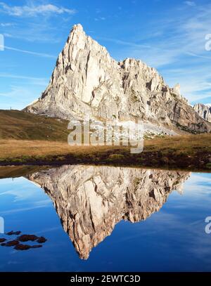 Blick vom passo Giau, Ra Gusela von der Nuvolau gruppe, Bergspiegelung im See, Dolomiten, Italien Stockfoto