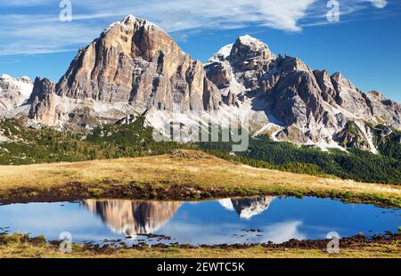 Blick vom passo Giau, Tofana oder Le Tofane Gruppe, Bergspiegelung im See, Dolomiten, Italien Stockfoto