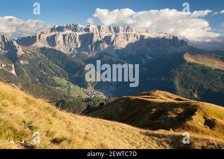 Abendansicht der sellagruppe oder sellagruppe mit Wolken und Wolkenstein oder Wolkenstein, Südtirol, Dolomiten, Italien Stockfoto